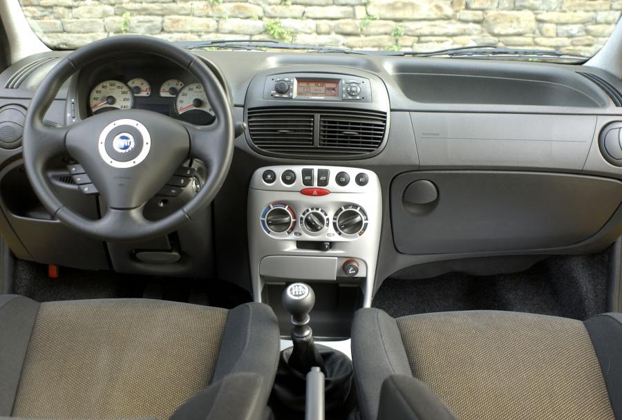 Торпедо Fiat Punto Sporting (188) 2003 года  (фото 9 из 16)